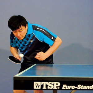 神のサービス［仲村錦治郎］台の上でも切れるサービスを出す